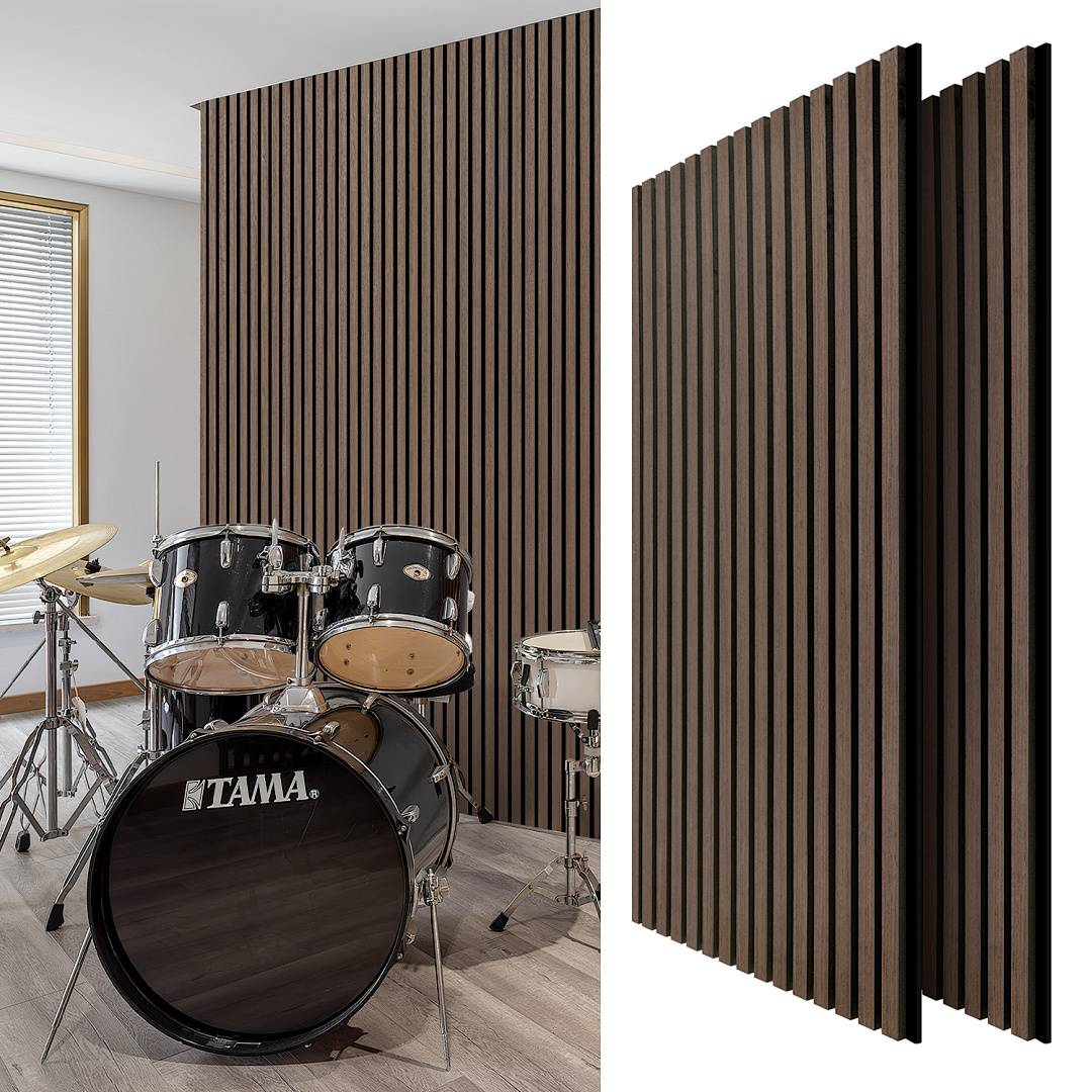 Akustikplatten neben einem Schlagzeug in einem Raum mit Holzboden und Fenster. Die Paneele haben vertikale Streifen, was auf Schallschutz hindeutet.