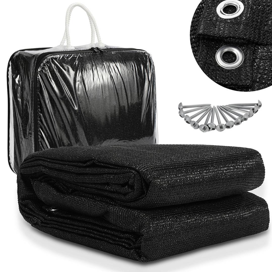 Ein schwarzes Sonnenschutztuch-Set mit verstärkten Kanten, Ösen und mitgelieferten Herdbaken, neben einer Aufbewahrungstasche mit Griffen.