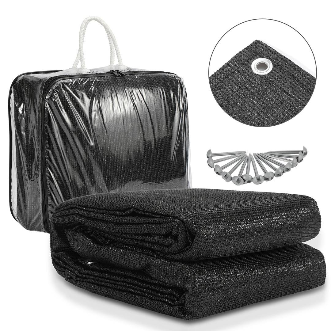 Schwarzes Meshgewebe-Tarp mit Ösen, gefaltet neben Aufbewahrungstasche und Metallheringen. Ideal für den Outdoor-Einsatz, bietet Schatten und Schutz.