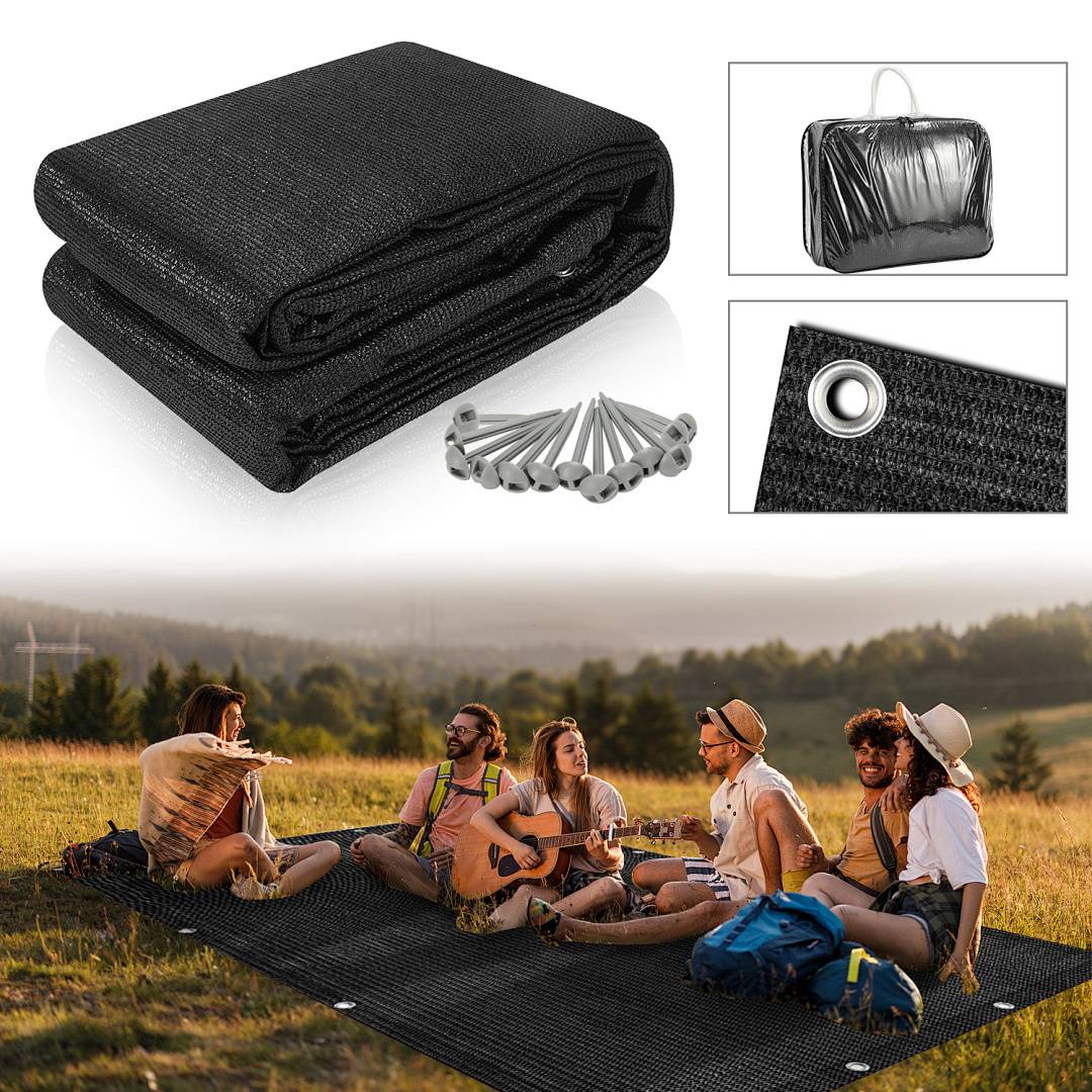 Eine Gruppe von Menschen sitzt auf einer schwarzen Matte in einem Grasfeld, spielt Gitarre und unterhält sich. Einblendungen zeigen gefaltete Matte, Tragetasche und Heringe.