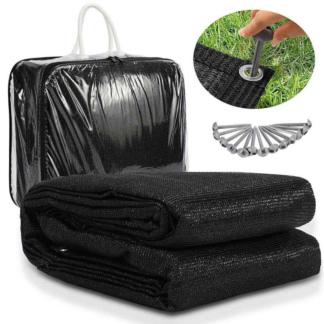Schwarzer SchattenStoff neben Verpackung und Pflöcken; Detailansicht zeigt einen Pflock, der den Stoff am Boden befestigt. Ideal für Sonnenschutz im Freien.