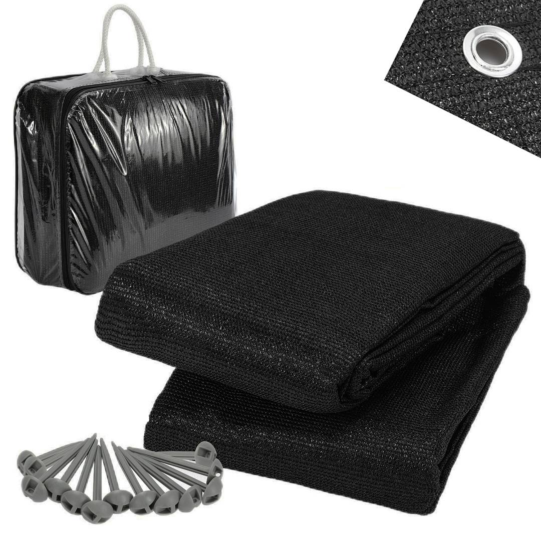 Ein schwarzer Sonnenschutz-Textilbausatz enthält gefaltetes Gewebe, eine Tragetasche und Metallheringe, entwickelt für Sonnenschutz im Freien.