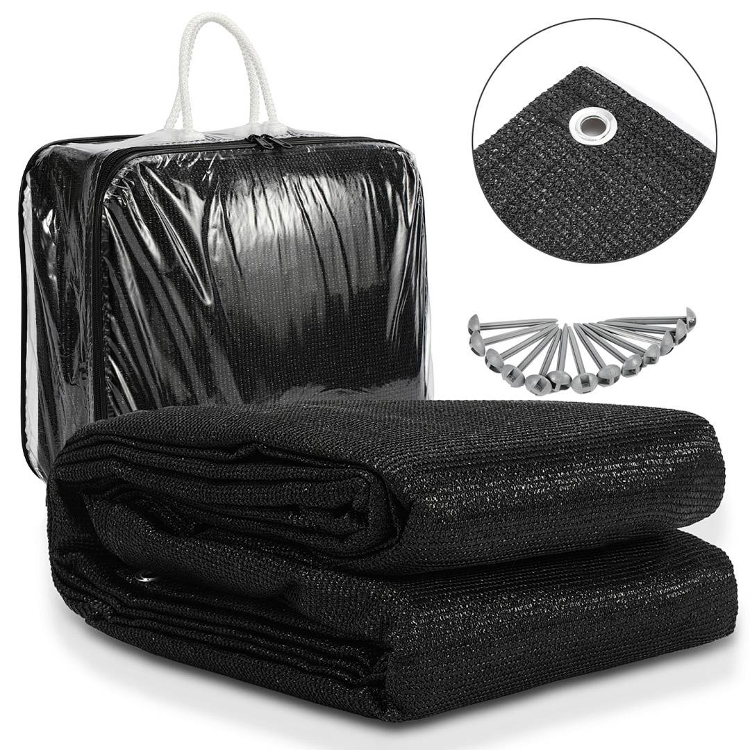 Schwarze Mesh-Plane mit Ösen, zusammengefaltet neben einem Satz Nägeln. Die Plane ist in einem Schutzkoffer aus Kunststoff ausgelegt.
