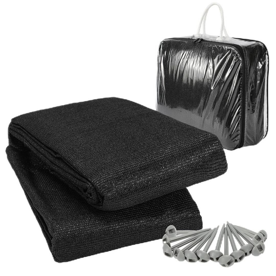 Zwei gefaltete schwarze Schattentücher, eine passende Aufbewahrungstasche und ein Set silberner Heringe. Verwendet für Outdoor-Abdeckungen zur Sonnenlichtblockierung.