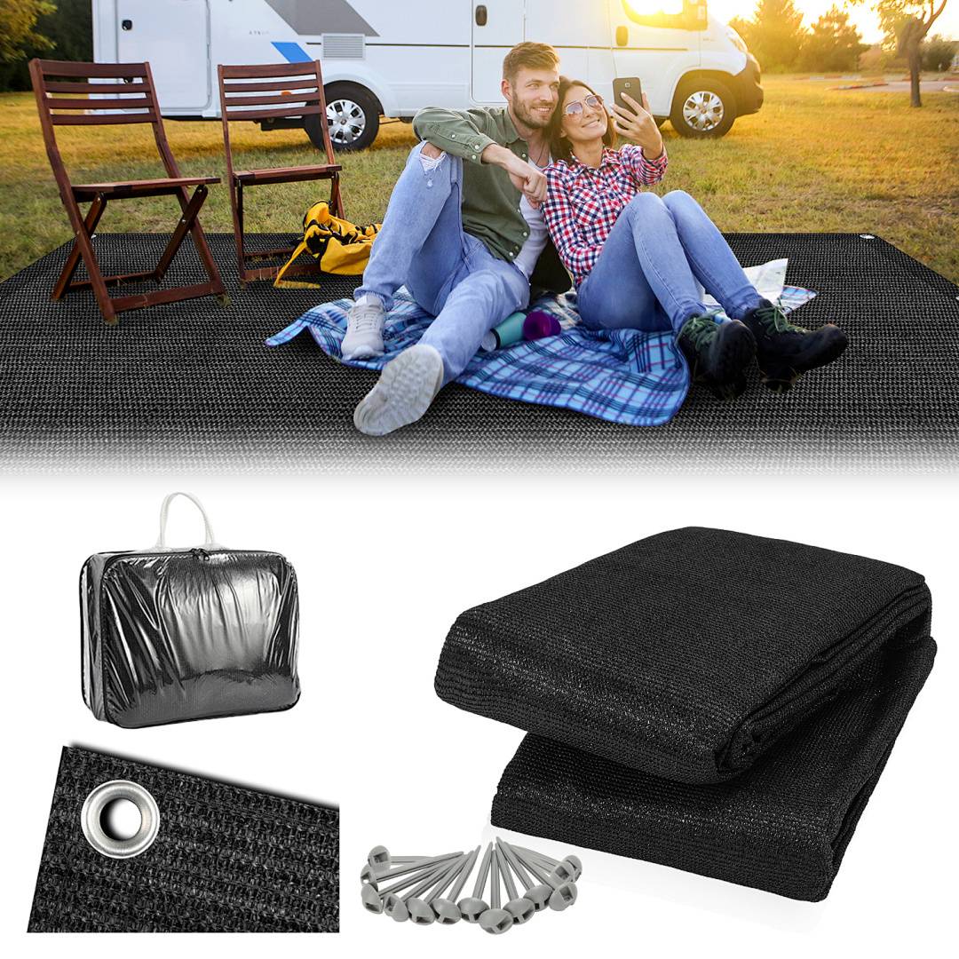 Zwei Personen sitzen auf einer Decke und einer Matte in der Nähe eines Vans und einiger Stühle, mit Campingausrüstung. Detailaufnahme der Mattentextur, Öse und Heringe.