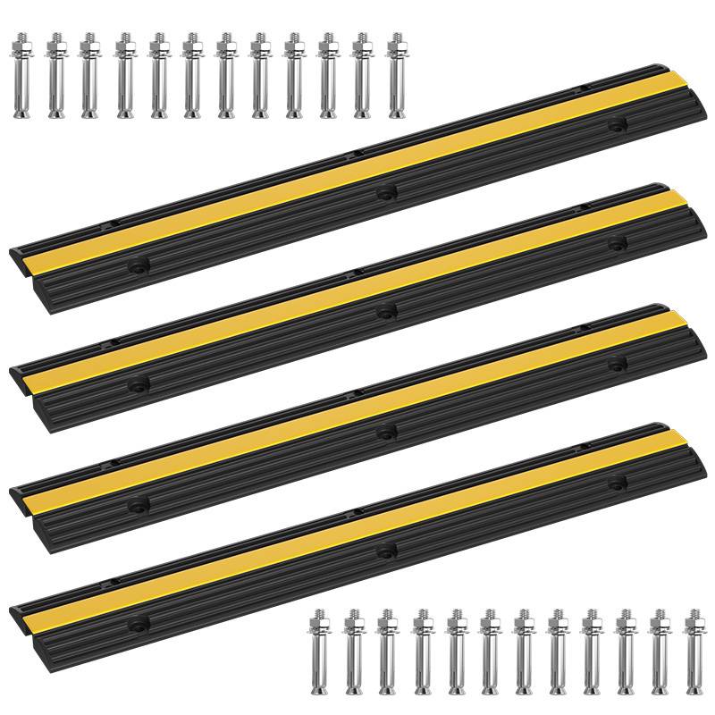 Vier schwarze und gelbe Gummi-Parkbegrenzungen mit Befestigungsmaterial, die vertikal aufgereiht sind.