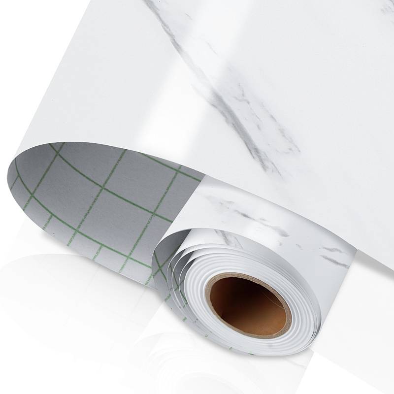 Eine Rolle weißes, marmoriertes Kontaktpapier mit Rasterlinien auf der Unterseite wird gezeigt, geeignet zum dekorativen Einwickeln oder zur Oberflächengestaltung.