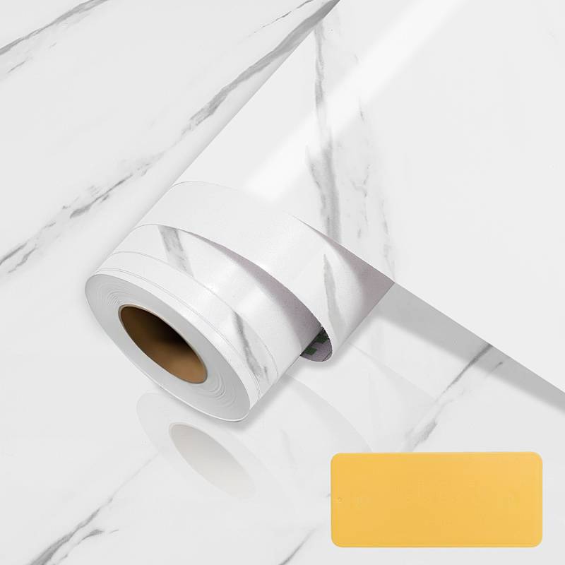 Auf einer glatten Oberfläche ausgerolltes Marmor-gemustertes Kontaktpapier, mit einem Musterstück, das eine einfarbige helle Beige-Nuance zeigt.