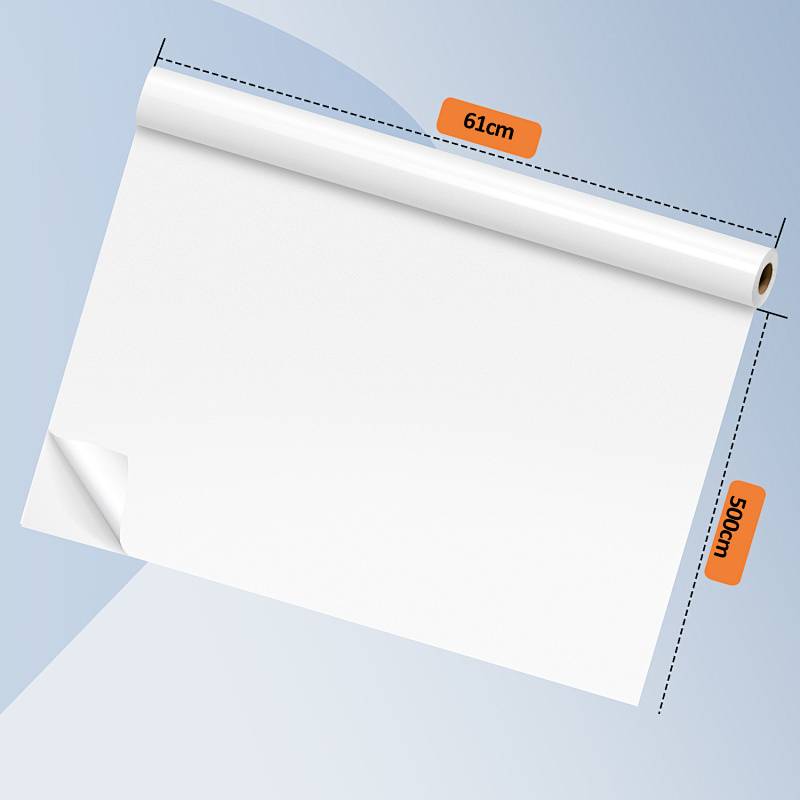 Eine Rolle weißes Papier mit einer Breite von 61 cm und einer Länge von 50 m, teilweise ausgerollt vor einem hellblauen Hintergrund.