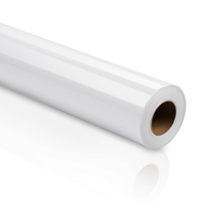Eine Rolle aus einfachem weißem Papier, teilweise auf einer reflektierenden Oberfläche entrollt; die Papierrolle ist zylindrisch mit einem zentralen Hohlraum.