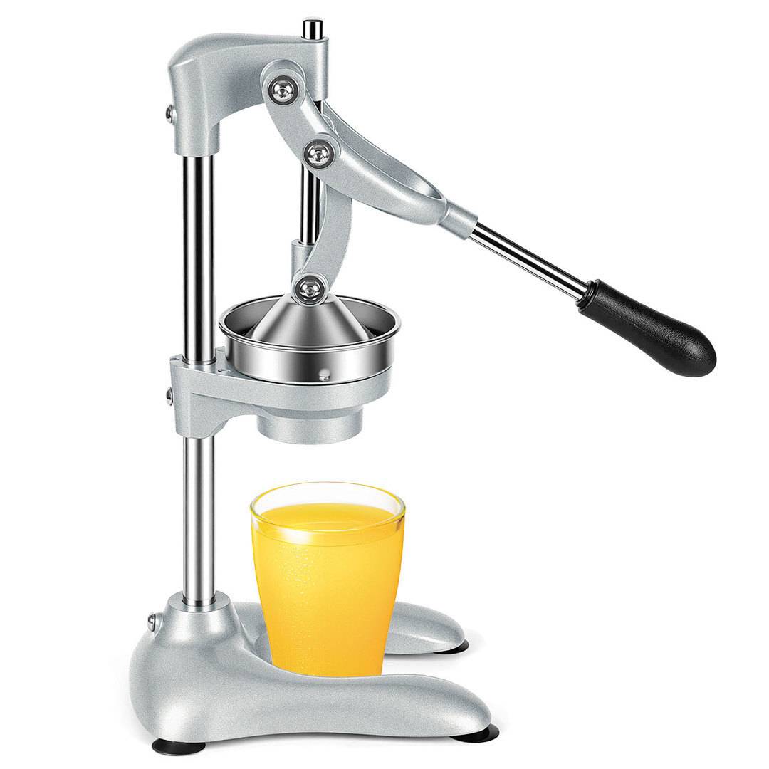 Eine manuelle Zitruspresse steht neben einem Glas frisch gepressten Orangensafts und veranschaulicht den Saftpressvorgang.