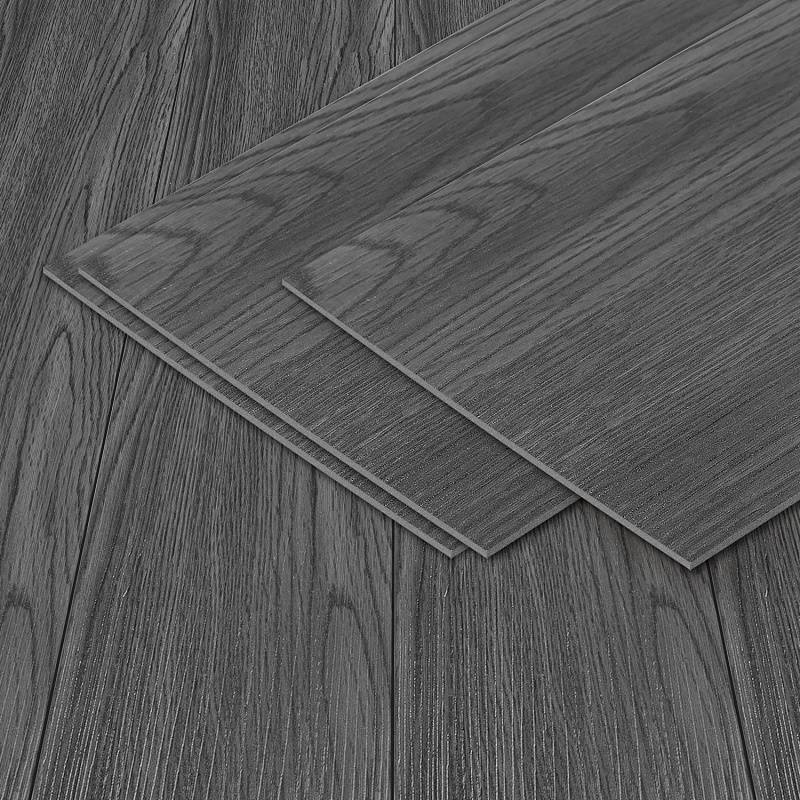 Nahaufnahme von grauen Holzdielen, die die Textur und Maserung zeigen, mit zwei überlappenden Brettern, die Details der Laminatboden-Oberfläche hervorheben.