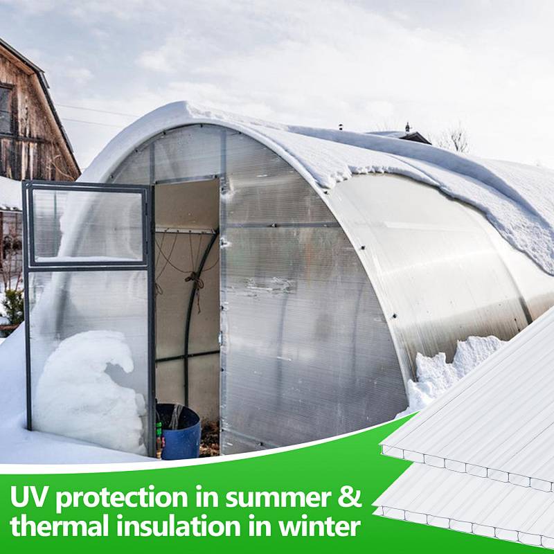 Ein Gewächshaus mit schneebedecktem Dach, das in einer Winterlandschaft steht. Text: UV-Schutz im Sommer & thermische Isolierung im Winter.