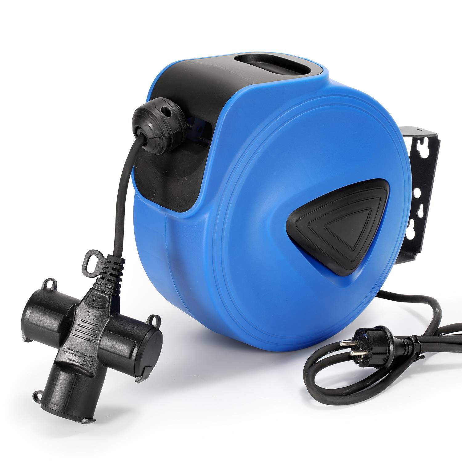 Eine blaue einziehbare Kabelrolle mit einem schwarzen Verlängerungskabel und mehreren Steckdosen auf einem weißen Hintergrund.