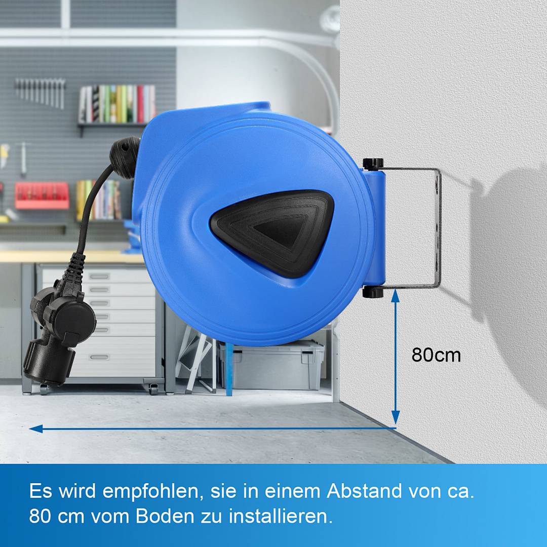 Eine blaue einziehbare Kabelrolle ist an einer Wand montiert, von der sie 80 cm vom Boden aus beschriftet ist. Der Hintergrund zeigt eine Werkstatt mit Regalen und Werkzeugen.
