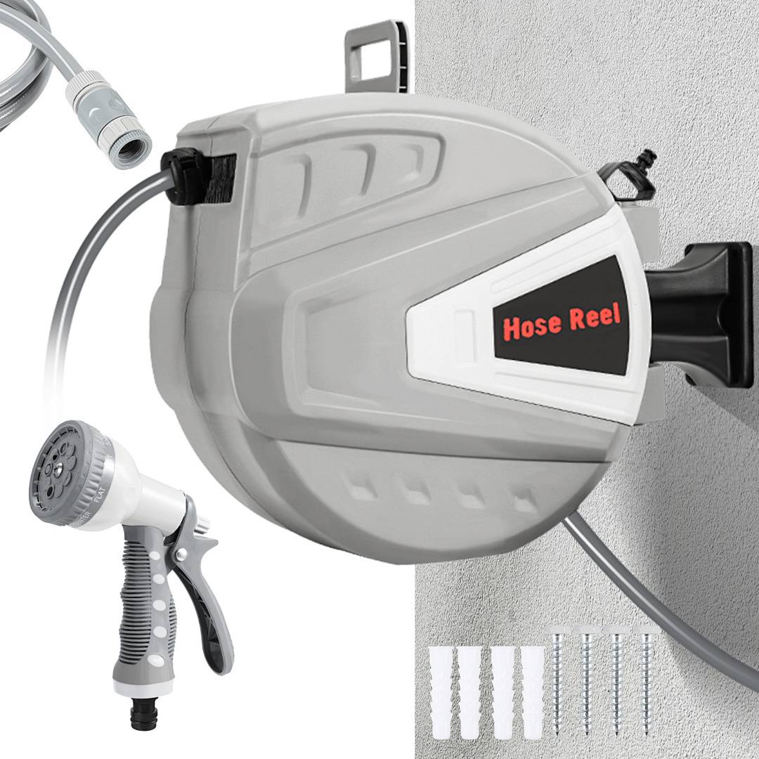 Automatische Schlauchtrommel an der Wand befestigt. Enthält einziehbaren Schlauch, verstellbare Sprühbrause, Befestigungsmaterial und Wandhalterungen.