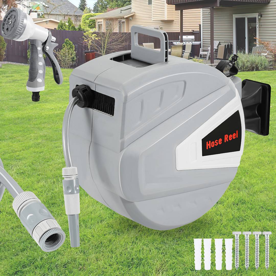 Wandmontierte Schlauchtrommel für den Garten; umfasst eine Sprühbrause, einen ausziehbaren Schlauch und sechs Anschlüsse.