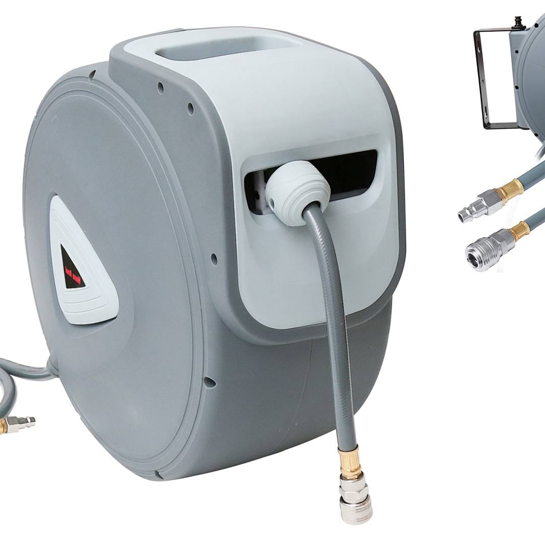 Eine graue einziehbare Gartenschlauchtrommel mit angeschlossenem Schlauch, entwickelt für bequeme Aufbewahrung und Nutzung.