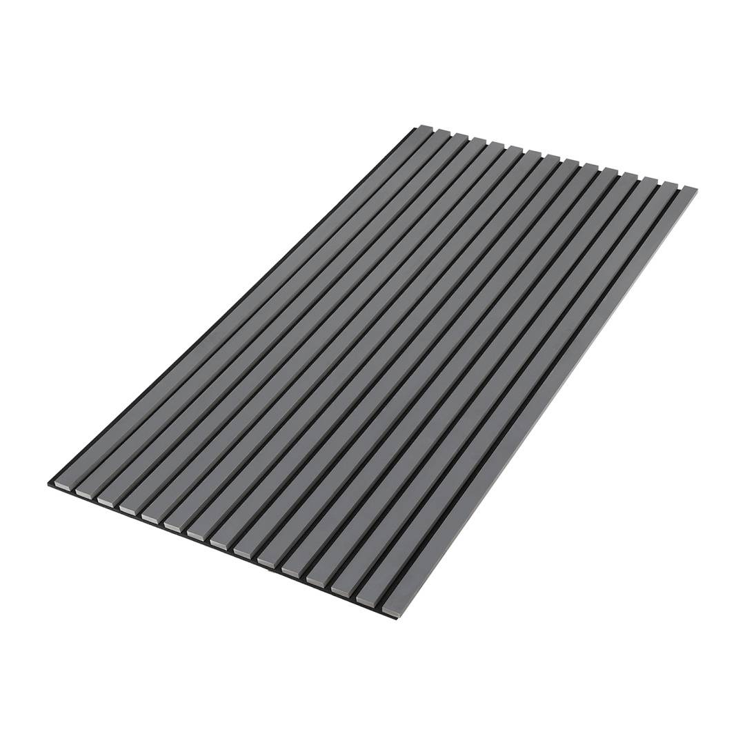 Ein schwarzes Holzlamellenpaneel mit gleichmäßig angeordneten vertikalen Lamellen, verwendet zur Wanddekoration oder akustischen Behandlung.