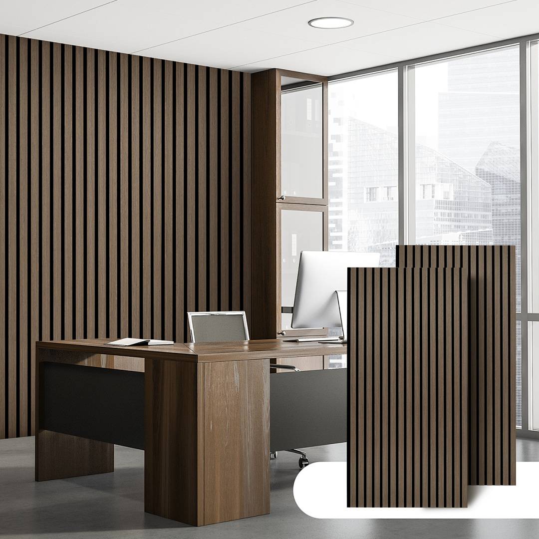 Modernes Büro mit Holzvertäfelungswänden, einem Schreibtisch mit einem Computer und einem Stuhl. Große Fenster geben den Blick auf eine Stadtlandschaft im Hintergrund frei.