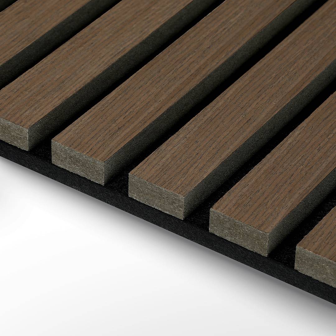 Holzlamellenpaneel mit horizontalen dunkelbraunen Brettern und schwarzen Zwischenräumen, wahrscheinlich für dekorative oder akustische Wandanwendungen verwendet.