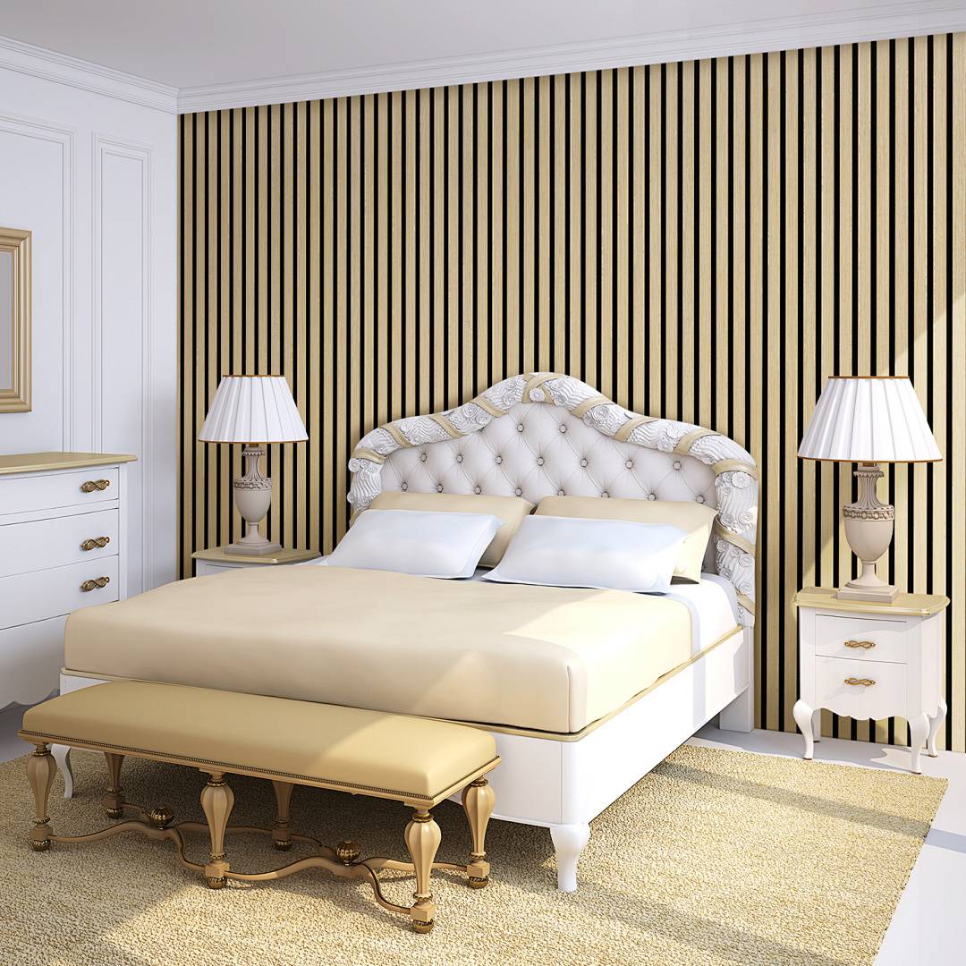 Ein luxuriöses Schlafzimmer mit einer gepolsterten Bettkopfwand, einem beigen Bett, einer passenden Bank, gestreifter Tapete und zwei Nachttischlampen auf weißen Nachttischen.