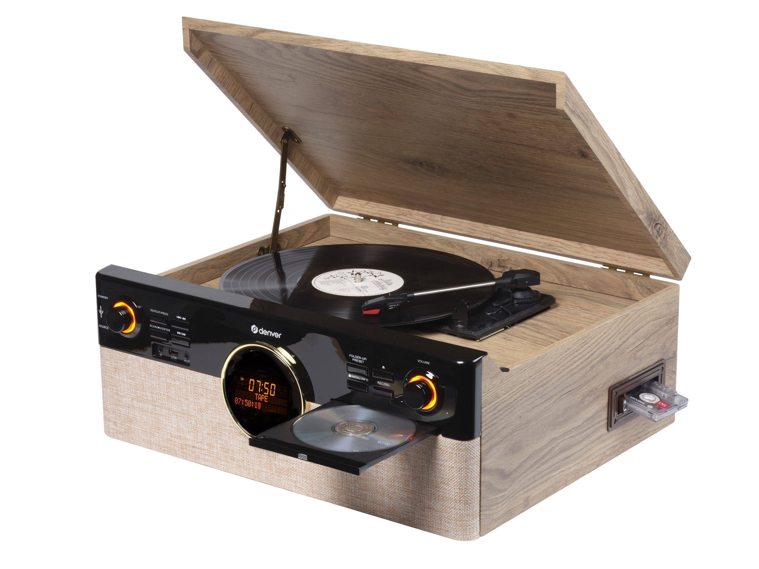 Offener hölzerner Koffer-Plattenspieler mit angehobenem Deckel, spielt eine Vinyl-Schallplatte ab und mit ausgefahrenem CD-Tablett vorne.