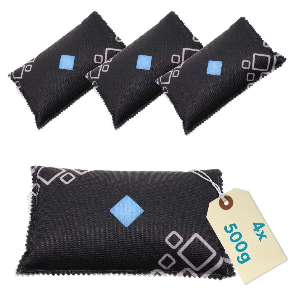 Vier schwarze Beutel mit einem geometrischen Muster und einem blauen Etikett, beschriftet mit „4x 500g