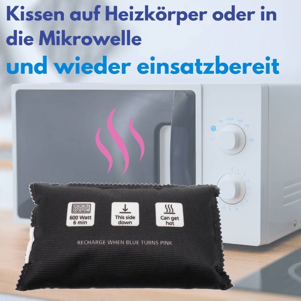 Ein kleiner schwarzer Heizpad vor einem Mikrowellenherd mit Anweisungen: 600 Watt 6 Min, Diese Seite nach außen, Kann heiß werden.