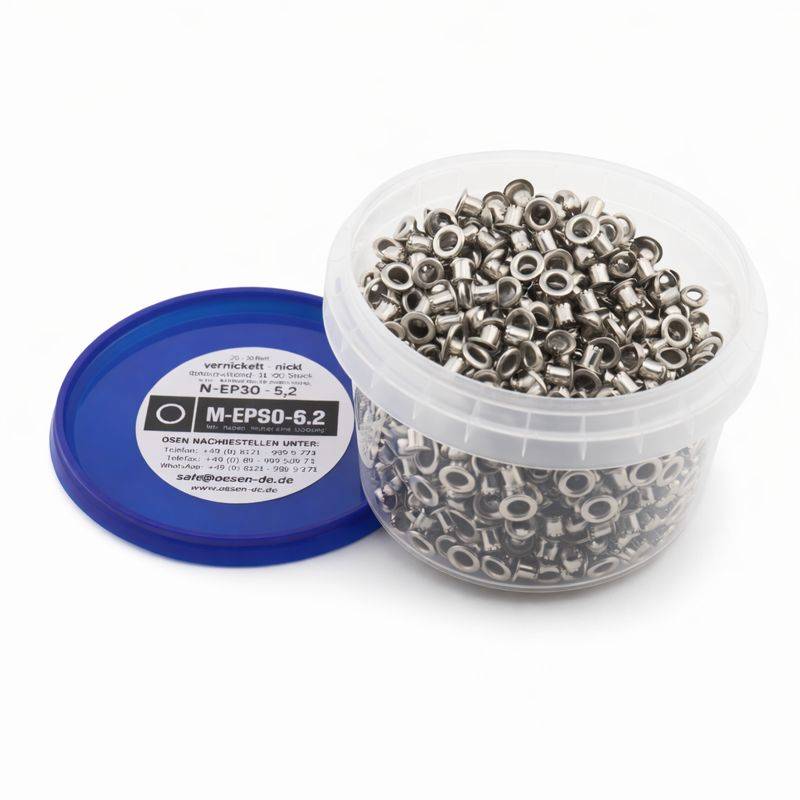 Ein Plastikbehälter gefüllt mit Metallmuttern, mit der Beschriftung 