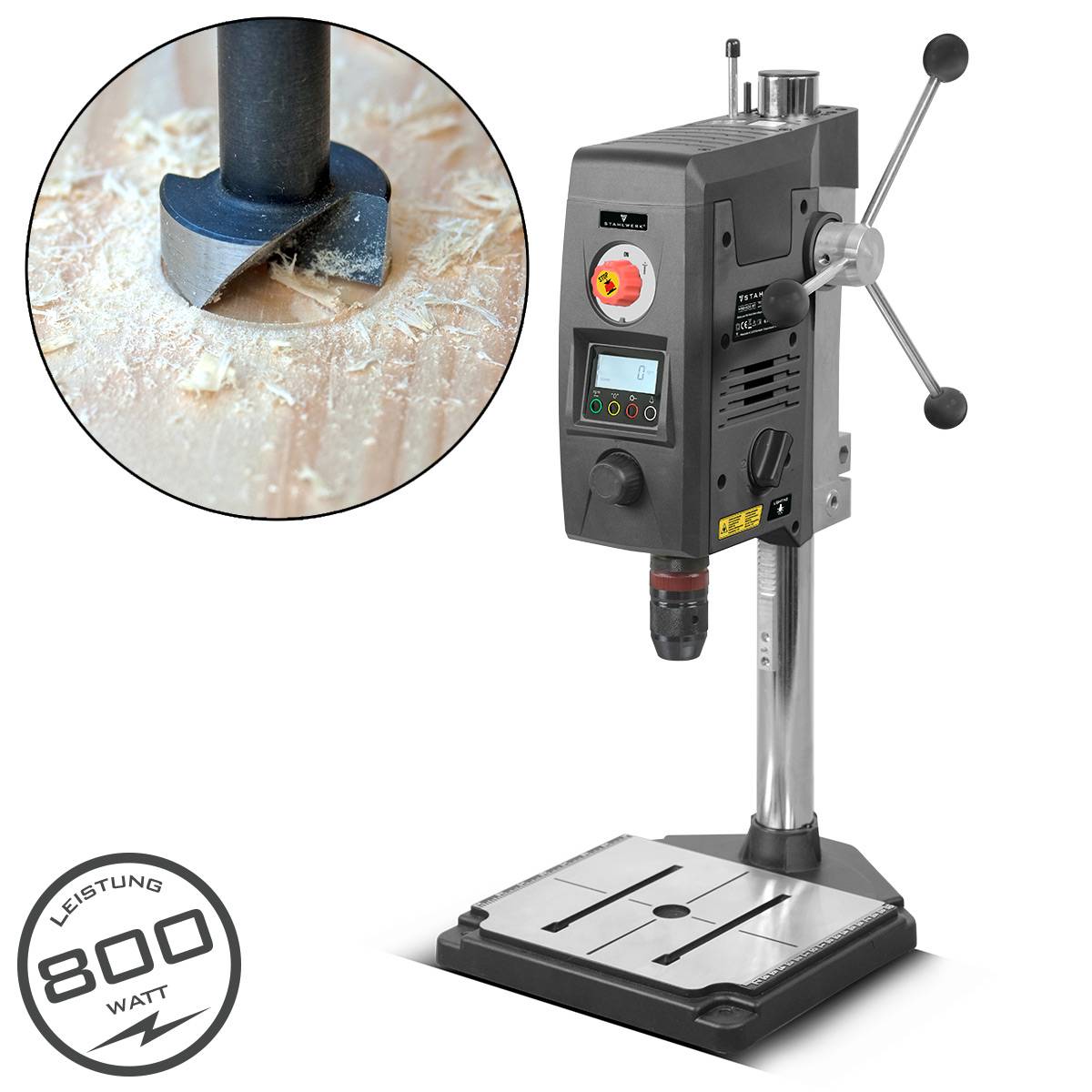 Bohrständer mit Bedienfeld und Hebel; Nahaufnahme zeigt einen Bohrer, der Holz bohrt. Text zeigt Leistung: 800 Watt.