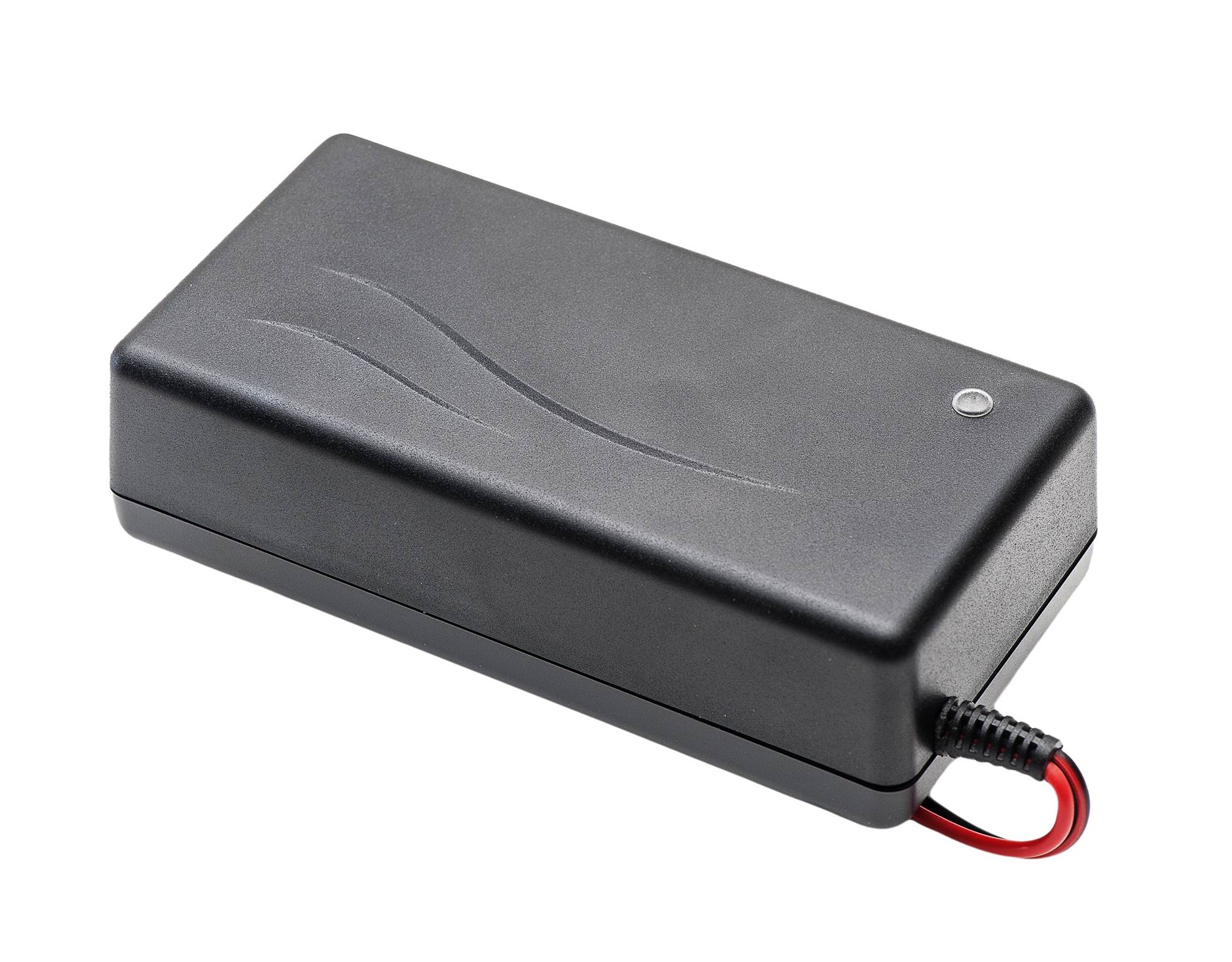 Ein schwarzer, rechteckiger Netzteil-Adapter mit einem kleinen Lichtindikator und angeschlossenen Kabeln, vor einem schwarzen Hintergrund.