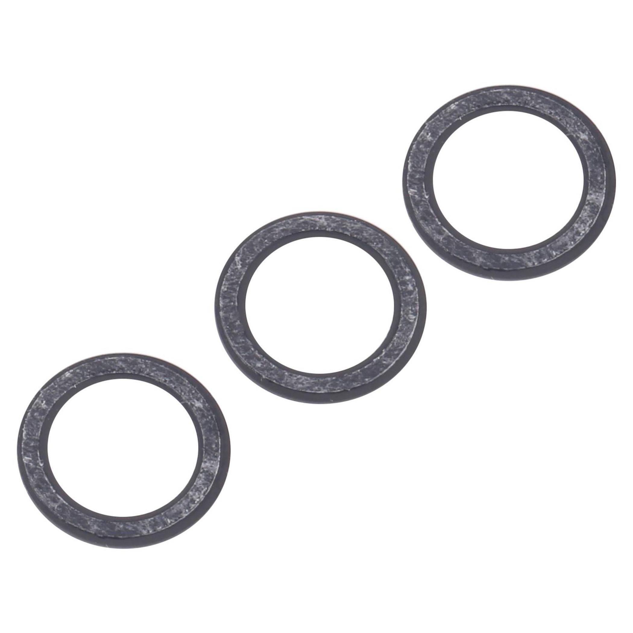 Drei Metallunterlegscheiben horizontal ausgerichtet auf einem einfarbigen weißen Hintergrund.