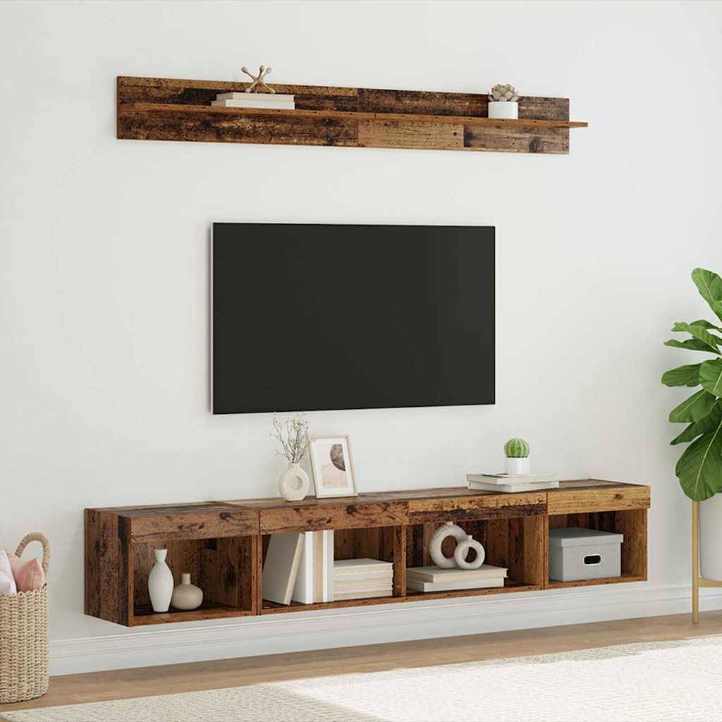 Ein modernes Wohnzimmer-Setup mit einem großen Flachbild-Fernseher, der auf einem rustikalen Holzständer montiert ist. Regale darüber halten Dekorationsgegenstände und Bücher.