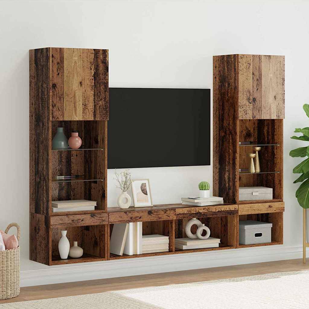 Wohnzimmer mit einer Holz-Medienwand, bestehend aus zwei hohen Schränken, offenen Regalen und einem zentralen Bereich für einen Flachbildfernseher.