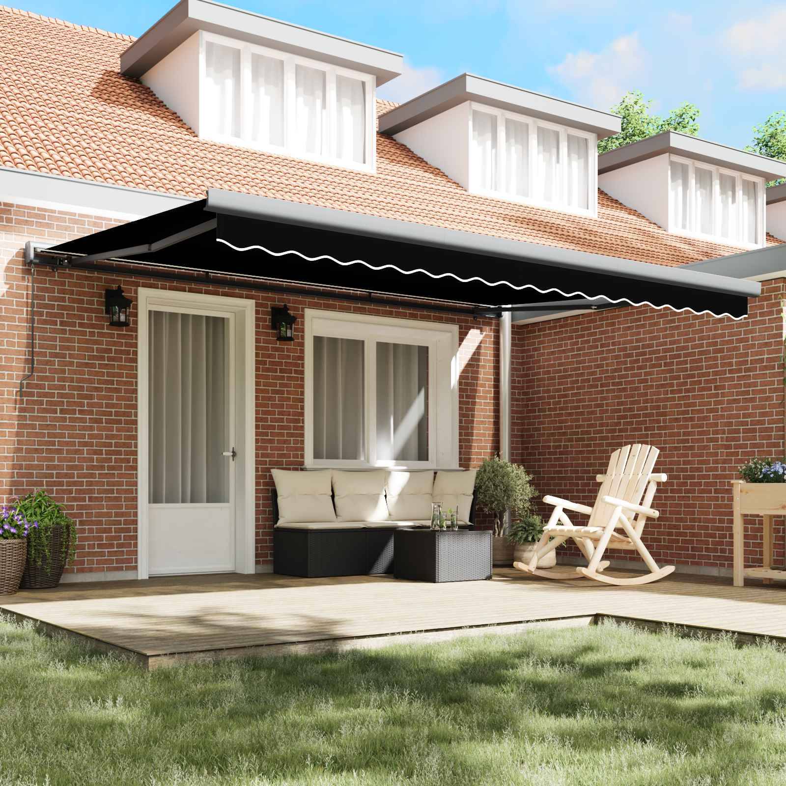 Ein Haus mit roten Ziegelwänden verfügt über einen überdachten Patio-Bereich mit einem schwarz-weiß gestreiften Markisenvorhang, Außenmöbeln und einem kleinen Tisch.
