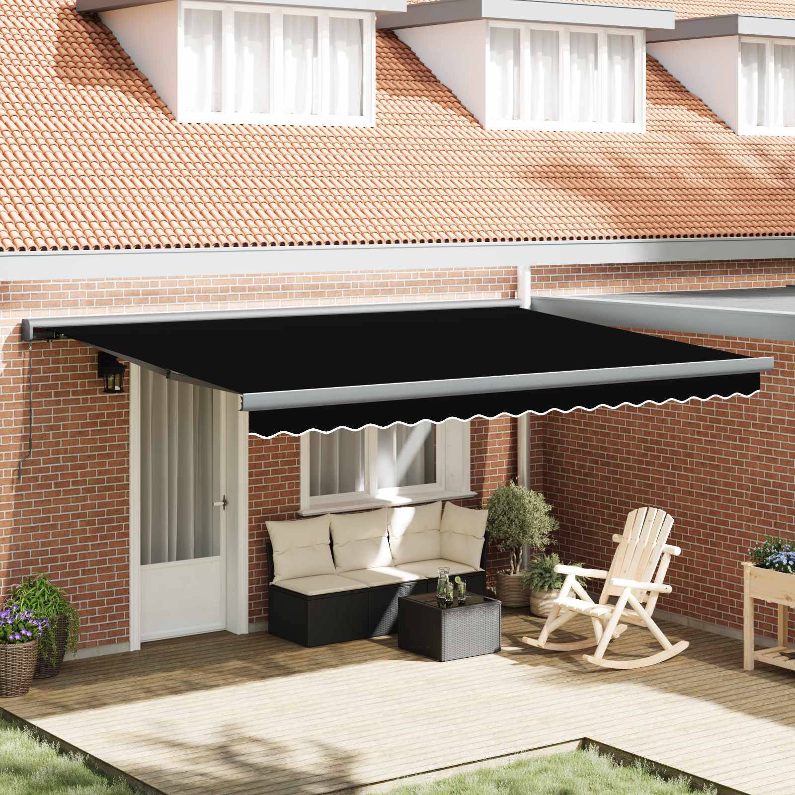Eine Terrasse im Hinterhof verfügt über einen einziehbaren schwarzen Sonnensegel, weiße Sitzmöbel, einen Tisch und Topfpflanzen. Rote Ziegelsteinaußenwand und Glastür im Hintergrund.