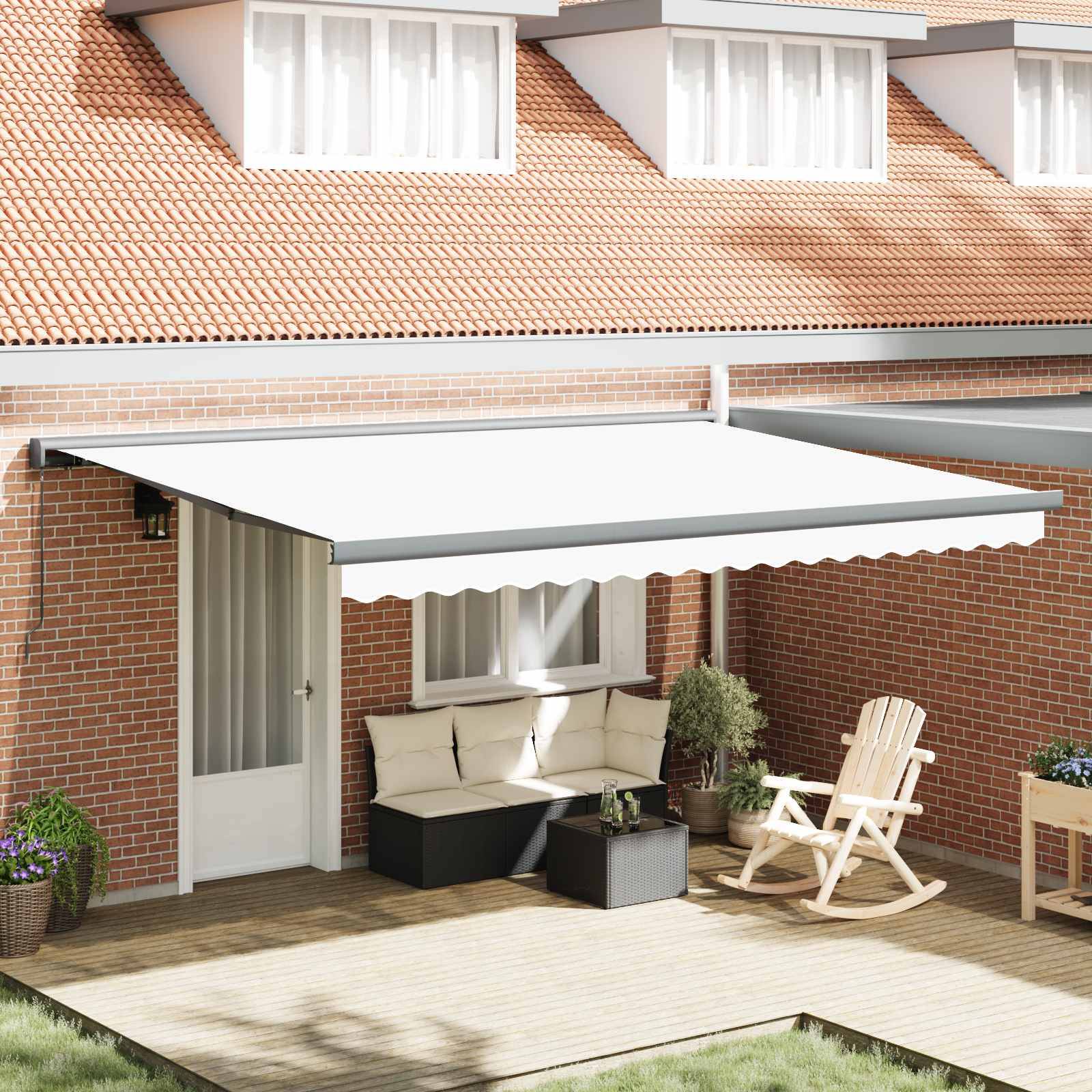 Haus mit einem rotgeziegelten Dach und einer weißen ausfahrbaren Markise über einer Terrasse. Die Terrasse ist ausgestattet mit Gartenstühlen, einer Couch und Kübelpflanzen.