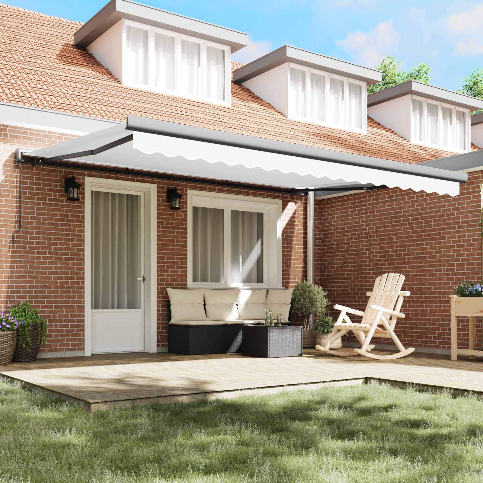 Ein rotes Ziegelhaus mit einem geneigten Dach und drei Dachgauben. Ein einziehbares Markisentuch bedeckt eine Terrasse mit Outdoormöbeln.