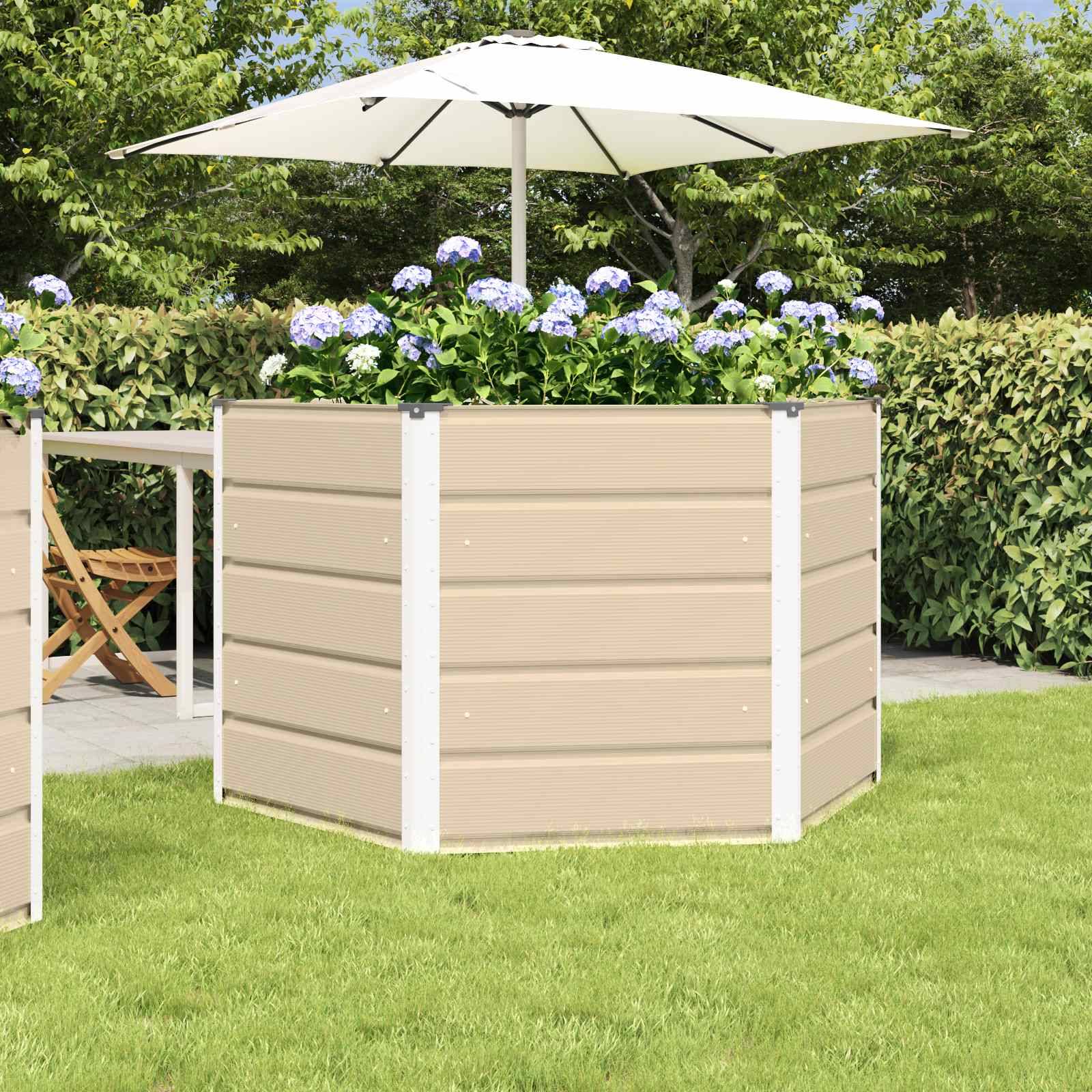 Eine Gartenterrasse mit einem Holzpflanzer, gefüllt mit blühenden Hortensien, einem Sonnenschirm, der Schatten spendet, und Gartenmöbeln im Hintergrund.