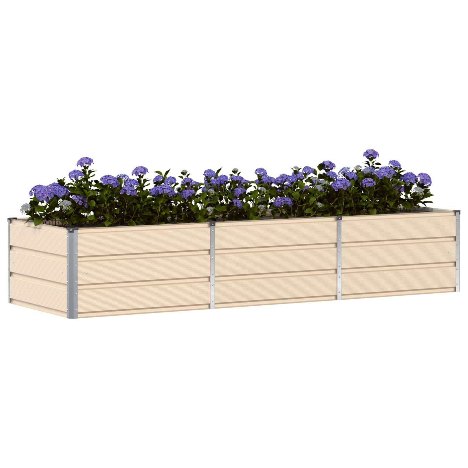 Ein rechteckiges beiges Hochbeet mit Metallecken ist mit blühenden lila Blumen gefüllt und betont damit ein schlichtes Gartendesign.