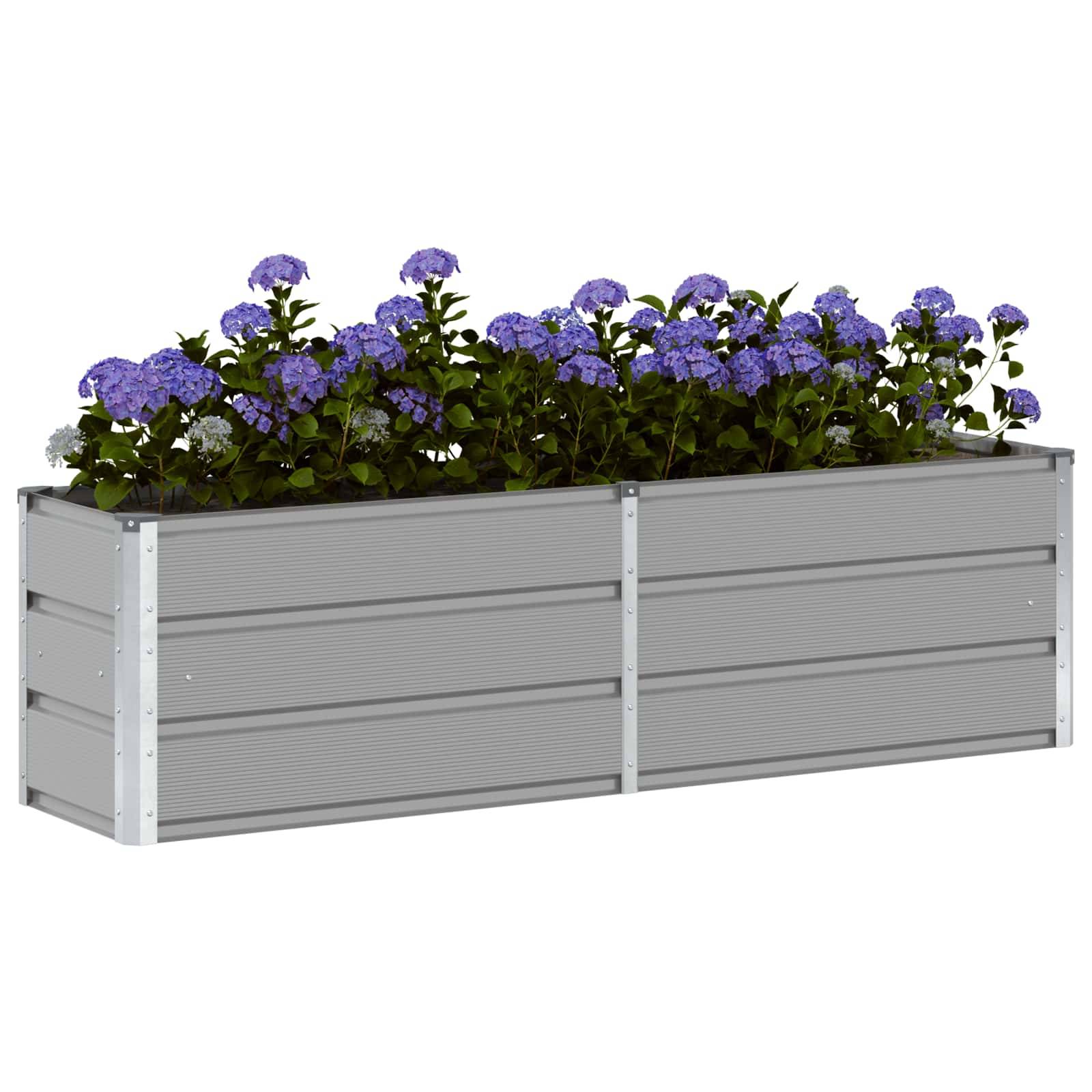Eine rechteckige Metallpflanzkiste, gefüllt mit lebhaften violetten Blumen und grünen Blättern, vor einem schlichten weißen Hintergrund.
