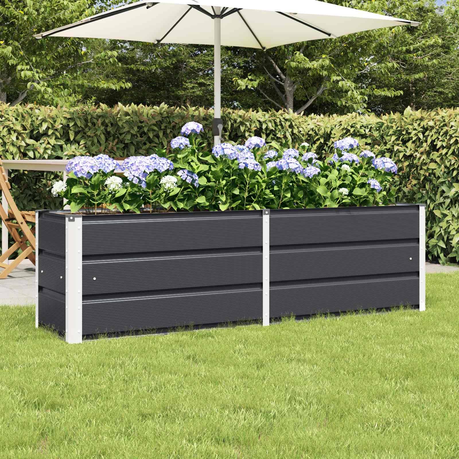 Ein großer schwarzer Pflanzkasten, gefüllt mit blühenden lila Hortensien, steht auf einer Rasenfläche. Ein offener weißer Schirm spende Schatten von oben.