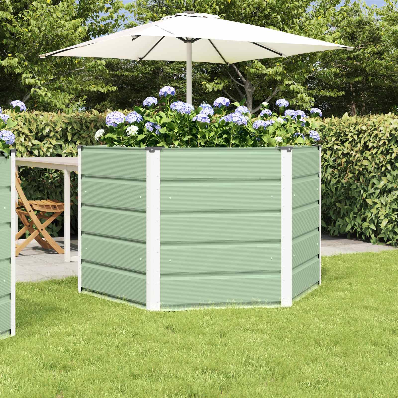 Ein sechseckiger grüner Pflanzkübel mit blühenden Hortensien und einem weißen Terrassenregenschirm auf einer Rasenfläche, umgeben von Sträuchern und Bäumen.