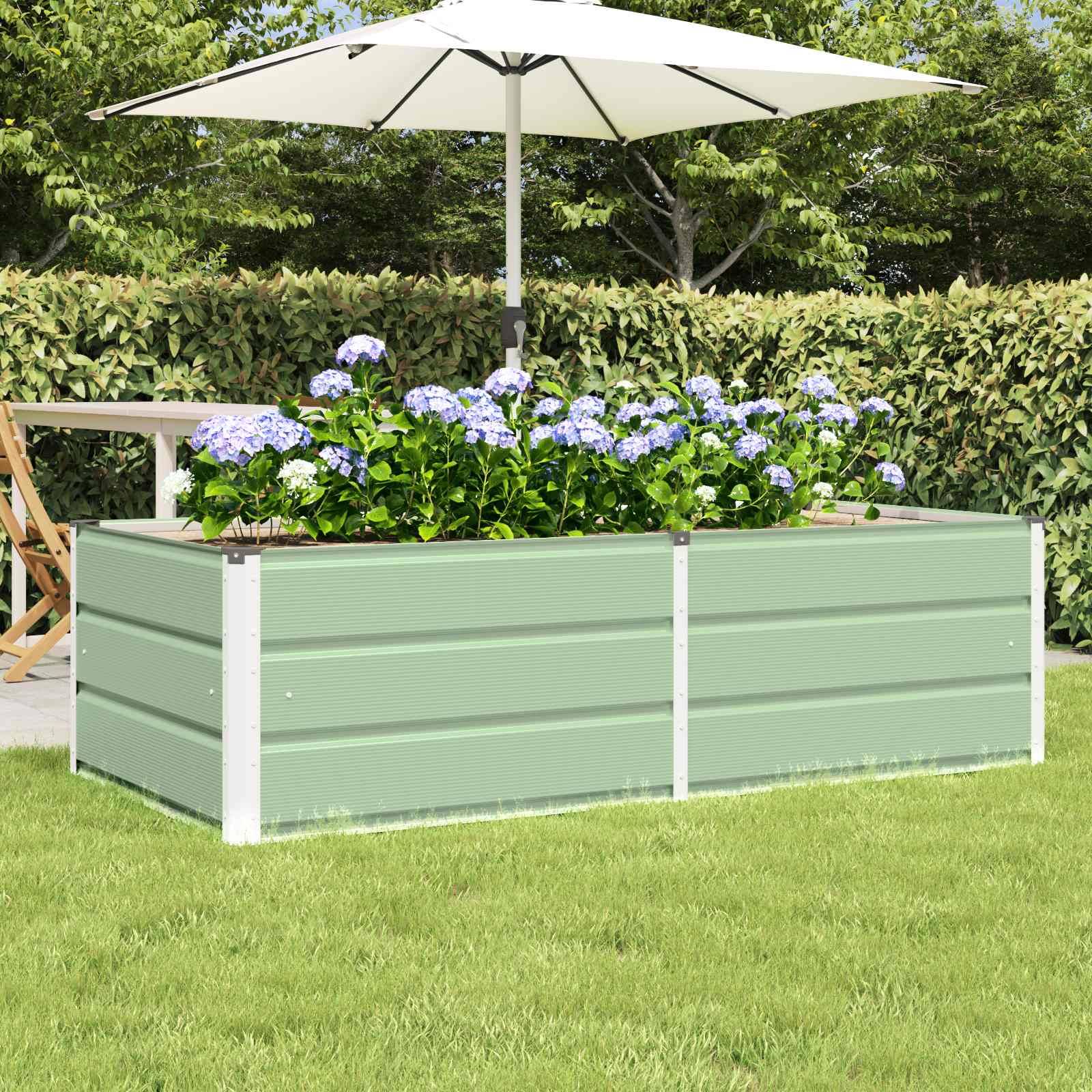 Ein Gartenpflanzer mit Lavendelblumen unter einem weißen Sonnenschirm, umgeben von einem Holzzaun und Stühlen, der eine gemütliche Outdoor-Umgebung schafft.