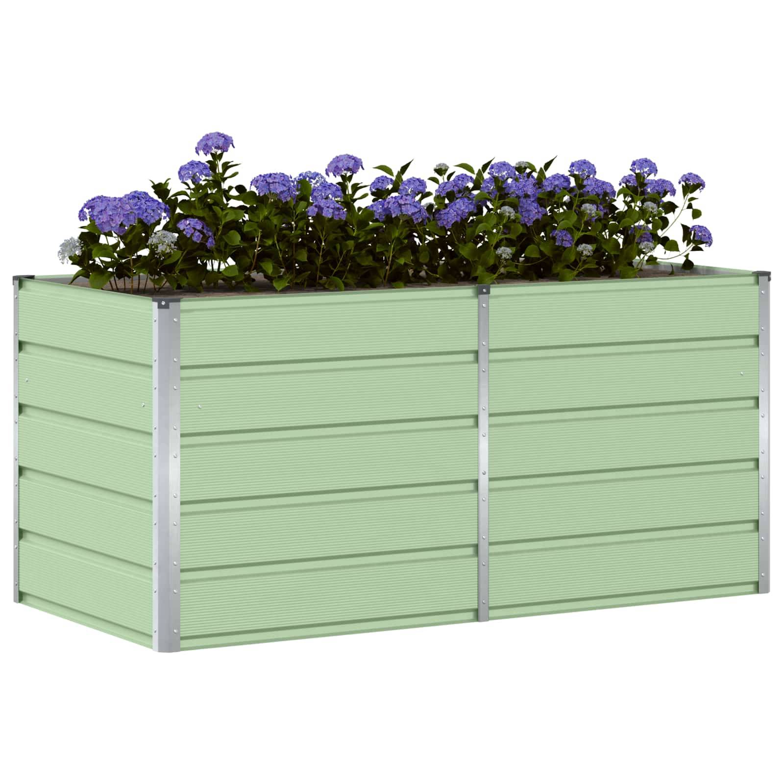 Eine grüne rechteckige Pflanzbox mit Metallkanten, gefüllt mit blühenden lila Blumen, vor einem weißen Hintergrund positioniert.