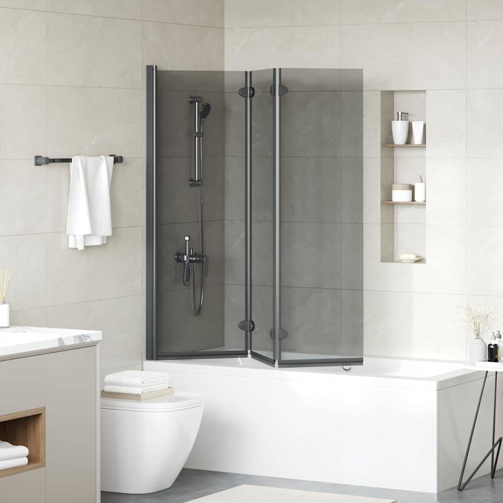 Modernes Badezimmer mit einer Badewanne, ausgestattet mit einer Glasduschtrennwand, angrenzenden Regalen mit Toilettenartikeln und einem ordentlich zusammengelegten Handtuch auf dem Handtuchhalter.
