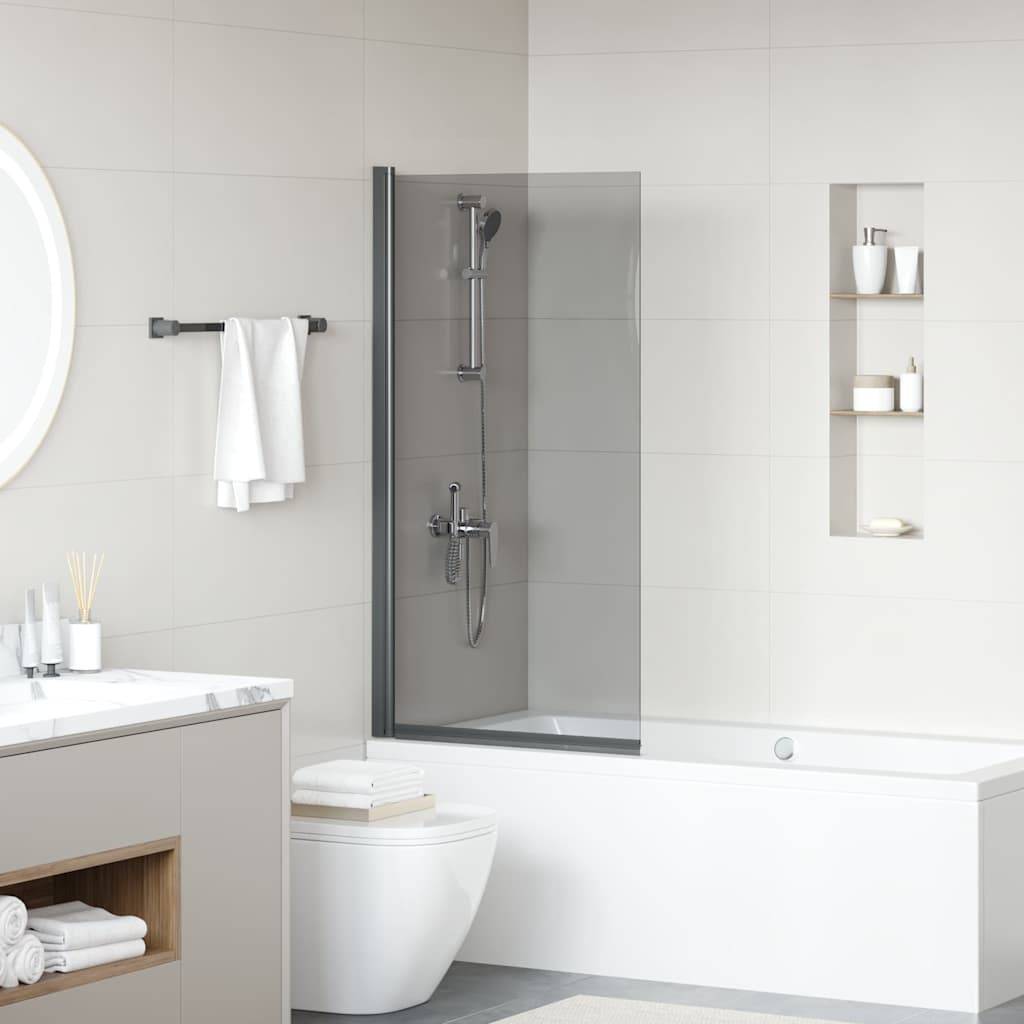 Modernes Badezimmer mit weißer Badewanne, Glasdusche, Wandregalen und Waschbeckenunterschrank. Minimalistische Dekoration mit einer klaren, neutralen Farbpalette.