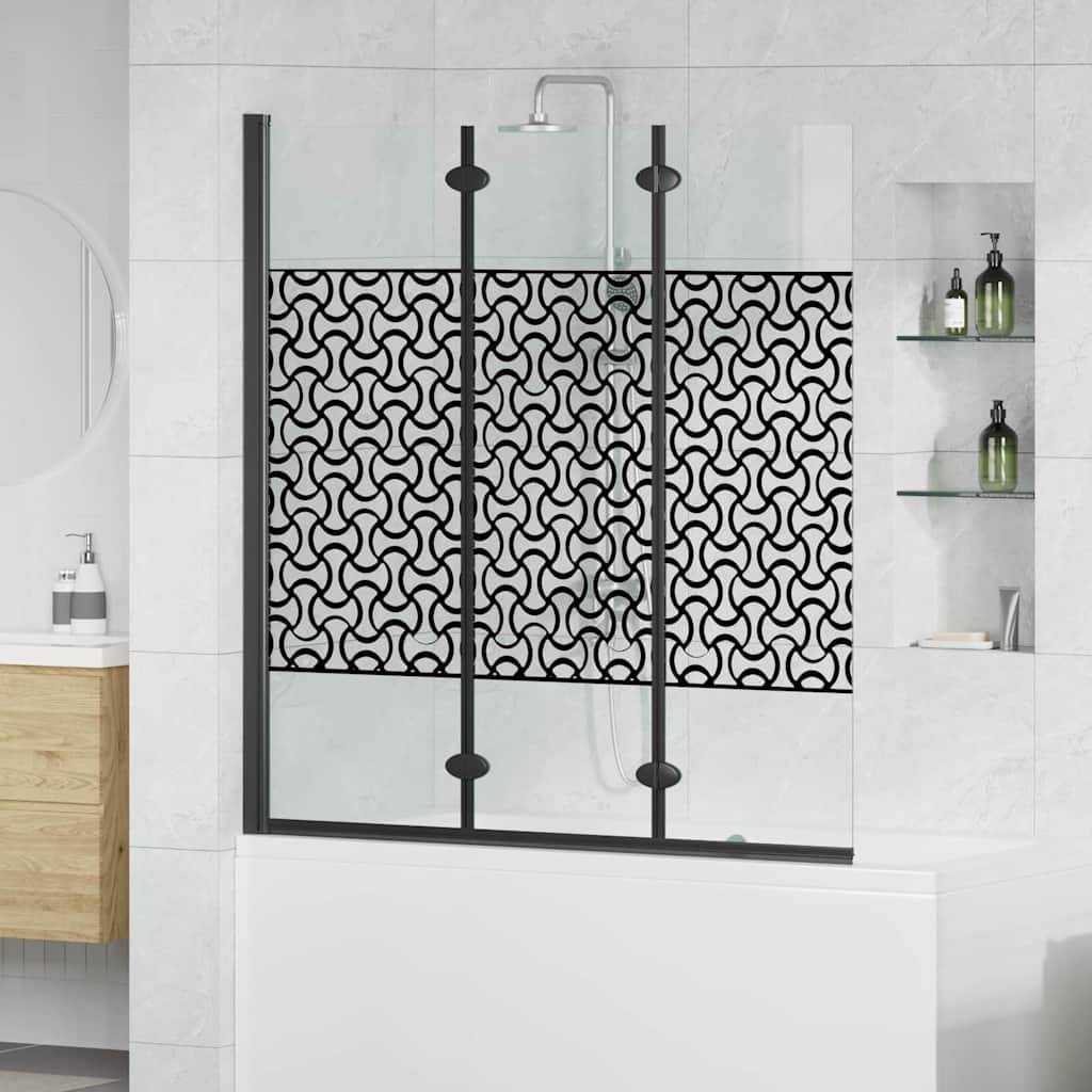 Ein Badezimmer mit einer weißen Badewanne und einer Glasumrandung mit einem schwarz-weißen Spiralmuster. Auf der linken Seite befinden sich ein Holzwaschtisch und ein runder Spiegel.