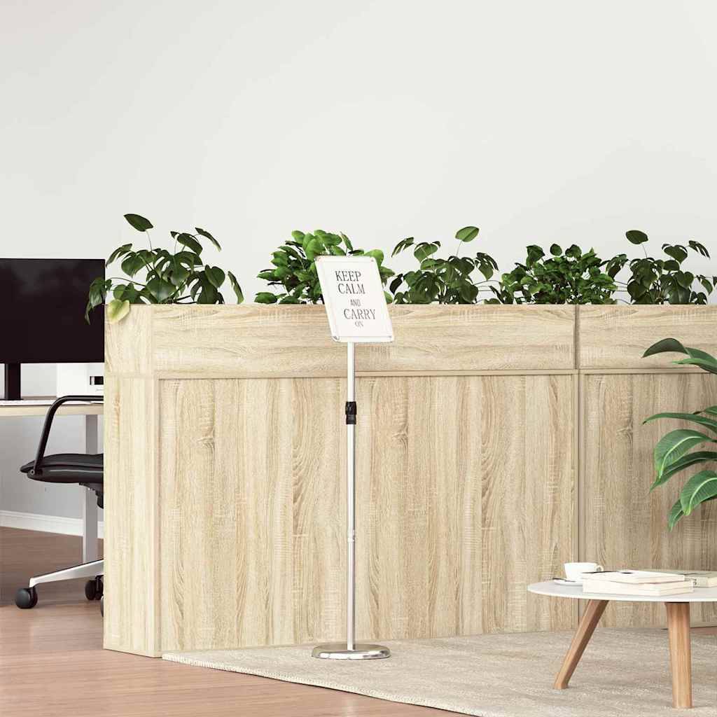 Ein minimalistischer Büroraum mit einer Holztrennwand, Pflanzen und einem Schild mit der Aufschrift ‚Keep Calm.' Ein leerer Stuhl und ein Tisch mit einer Pflanze sind zu sehen.